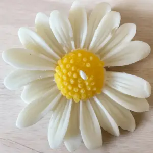 White Daisy Mini Candle | Enhance Your Ambiance with Elegance