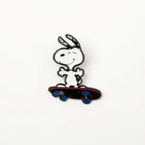 Magpie MA1696 Peanuts Lifestyle Enamel Pin - Skateboard